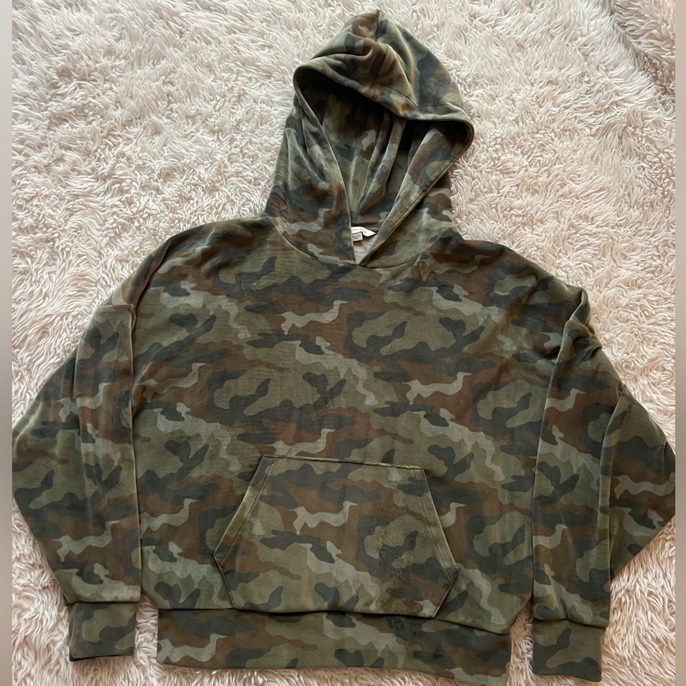 Cropped Camo Velvet Hoodie - Picture 2 of 9